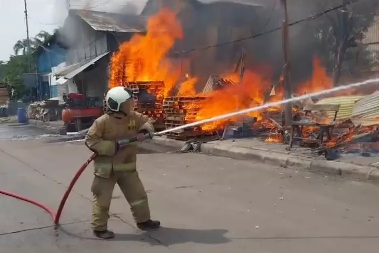 Kebakaran hebat di Cakung Barat, Jakarta Timur. 13 unit pemadam dan 65 personel berjuang memadamkan api. (Instagram @humasjakfire / JakartaInsider.id)