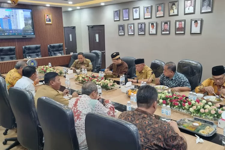Usai dialog dan diskusi, silaturahmi dilanjutkan ramah tamah makan siang bersama antara Pj Walikota Tangerang DR. Nurdin S.IP, M.Si bersama Rektor, para Wakil Rektor dan akademisi serta pejabat teras Universitas Muhammadiyah Tangerang ( UMT ), Selasa, (9/1/2024) (zulfadhli anwar - JakartaInsider.id)