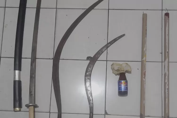 Tim Patroli Perintis Presisi berhasil mengamankan 10 remaja bersama senjata dan bom molotov di Cibodas. (Humas Polri / JakartaInsider.id)
