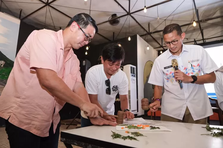 Menparekraf Sandiaga Uno dalam Workshop KaTa Kreatif di Aming Coffee, Singkawang. (dok. Kemenparekraf)