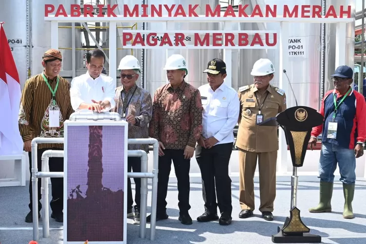 Presiden Jokowi meresmikan pabrik percontohan minyak makan merah Pagar Merbau, di Deli Serdang, Sumut, Kamis (14/03/2024) pagi. (Foto: BPMI Setpres)