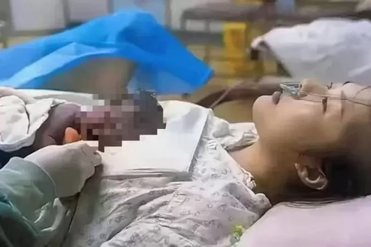 Wanita China melahirkan bayi berkulit hitam membuat suaminya mengajukan gugatan cerai karena curiga isterinya selingkuh. (Oddity Central)