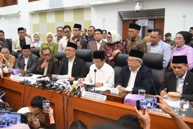 DPR RI dan Kemenag menyampaikan kesepakatan tentang biaya haji 2025 dalam rapat panitia kerja pada Selasa, 7 Januari 2025. (DPR RI)