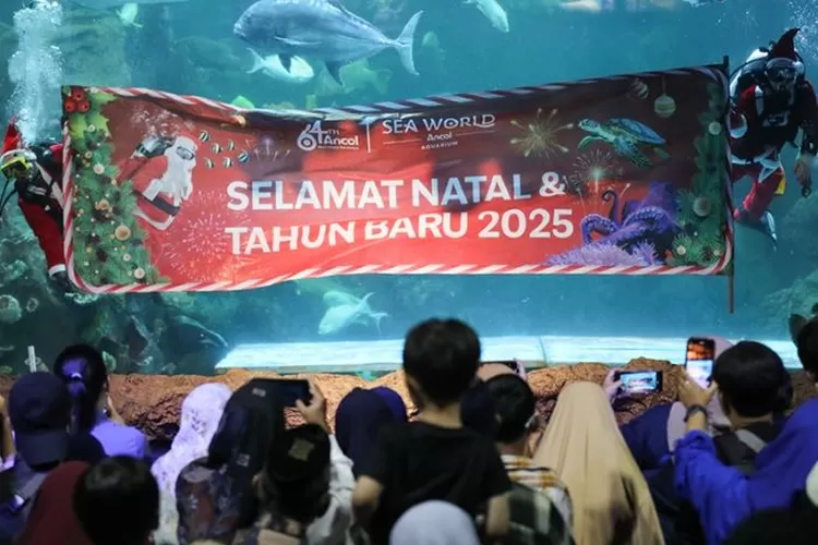 Taman wisata Ancol Jakarta ramai dikunjungi wisatawan selama musim liburan Natal dan Tahun Baru. Tampak pengunjung sedang menyaksikan atraksi di Sea World Ancol. (Taman Wisata Ancol)