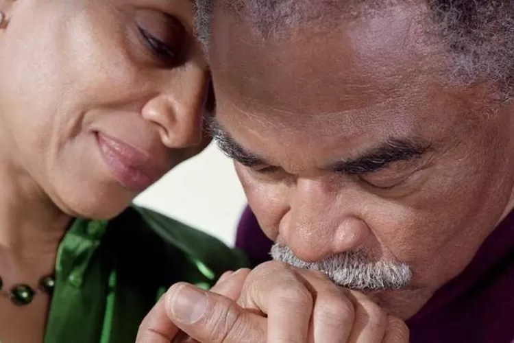 Bercinta bagi pasangan lanjut usia atau lansia ternyata memiliki banyak manfaat salah satunya bisa membuat umur panjang. (aarp)