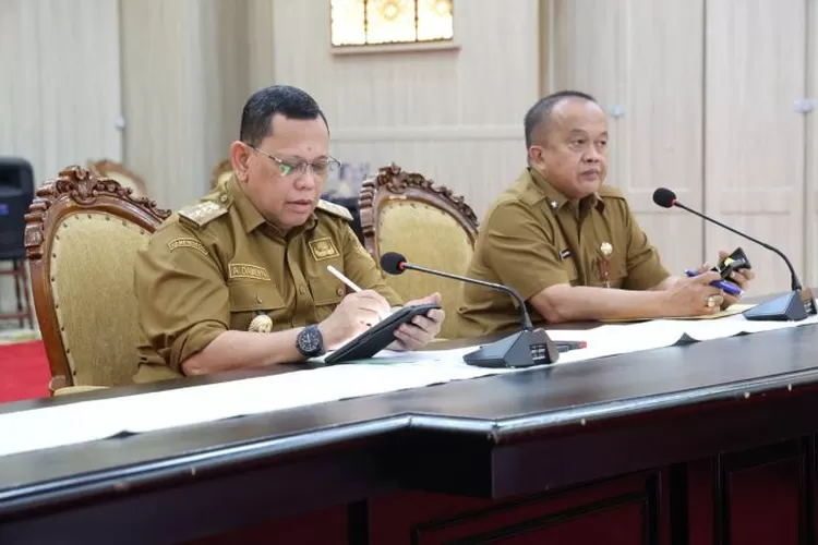  Pj Gubernur Banten A Damenta saat konferensi pers di Pendopo Gubernur Banten, KP3B Curug, Kota Serang, Senin (6/1/2025) tentang pajak kendaraan bermotor yang tidak naik pada 2025. (Humas Pemprov Banten)