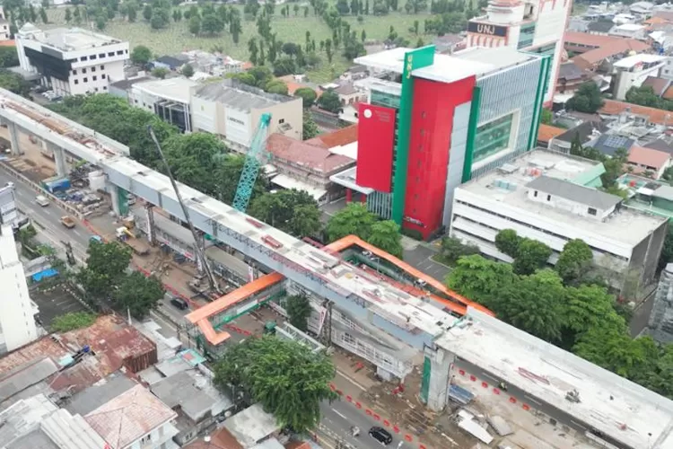 Dengan perpanjangan rute dan integrasi bersama Kereta Commuter Line, Mikrotrans, serta Transjakarta, LRT Jakarta diharapkan dapat melayani 80.000 hingga 100.000 penumpang per hari. (Berita Jakarta)