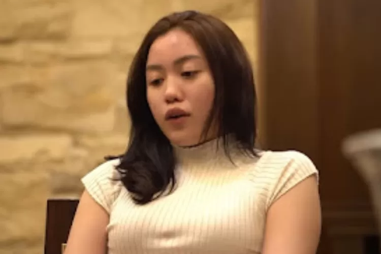 Gerah ditanya netizen soal Vadel Badjideh, Lolly sebut enggak tahu diri. (YouTube/Crazy Nikmir REAL)