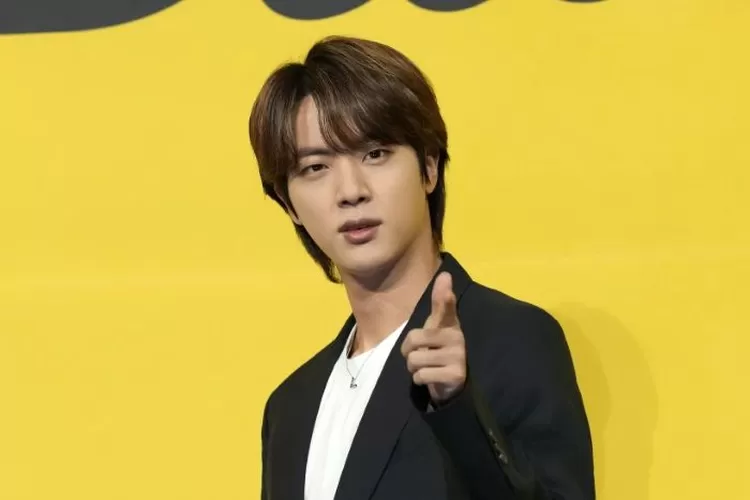 Jin BTS mengalami kejadian tidak mengenakkan ketika seorang penggemar wanita dari Jepang menciumnya saat acara pelukan menandai selesainya masa wajib militer dan ulang tahun BTS. Polisi Korsel pun memanggil sang wanita namun dia mangkir.  (AP News)