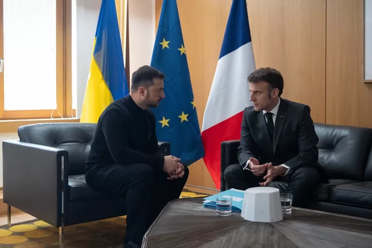 Presiden Perancis Emanuel Macron dan Presiden Ukraina Volodymir Zelensky ketika bertemu di Brussels,  Ibukota Belgia baru-baru ini. (X Emanuel Macron)