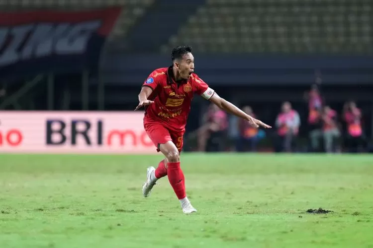 Meski mencetak gol spektakuler dari tengah lapangan, Kapten Persija Rizky Ridho kecewa karena timnya kalah 1-3 dari Arema FC. (Persija)