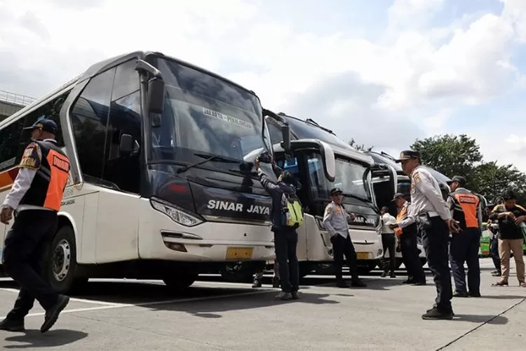 Jumlah pemudik pada lebaran Idul Fitri 2025 dari Jakarta diperkirakan naik 8 persen dibanding tahun lalu. Tampak petugas Dinas Perhubungan DKI Jakarta sedang memeriksa kesiapan terminal bus.  (Berita Jakarta)
