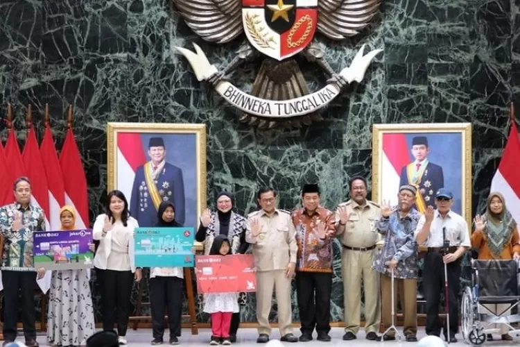 Pemprov DKI Jakarta mencairkan bansos PKD bagi 147 ribu lebih penerima dengan dirapel selama 3 bulan atau total Rp900 ribu per orang. (Berita Jakarta)