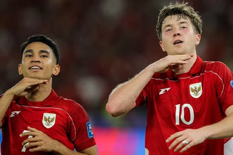 Ole Romeny (kanan) dan Marselino Ferdinan saat merayakan gol ke gawang Bahrain dalam laga kualifikasi Piala Dunia 2026 di Jakarta (25/3).  (Extra Time Indonesia)