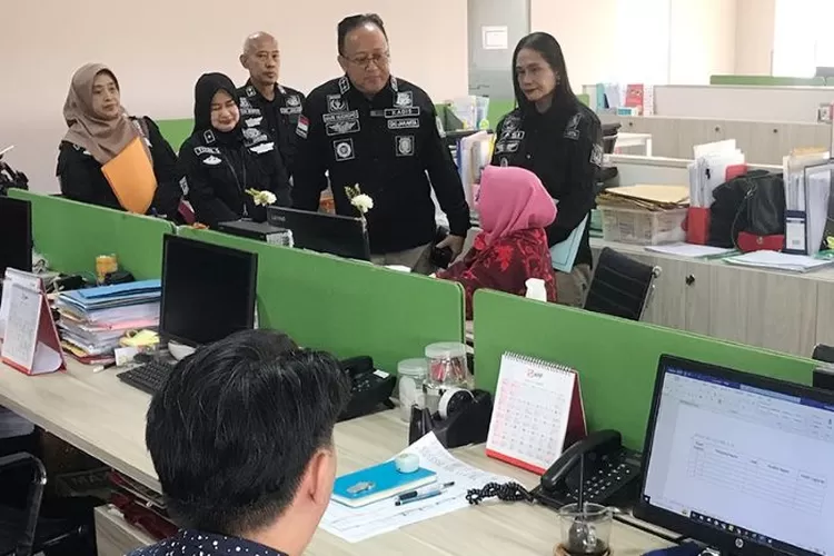 Kepala Dinas Nakertransgi DKI Jakarta, Hari Nugroho saat memimpin sidak pembayaran THR di sebuah perusahaan baru-baru ini. (Berita Jakarta)