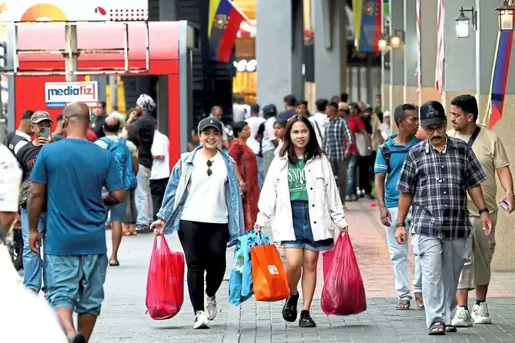 Banyak TKI di Malaysia gagal mudik merayakan kebaran karena dampak pelemahan rupiah dan melinjaknya harga tiket pesawat. (The Star)