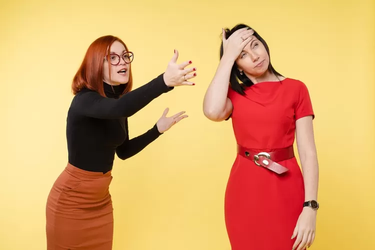 Ini dia tanda/ ciri  orang yang iri dengki dengan anda karena tak bahagia, waspada menghasut (Freepik)