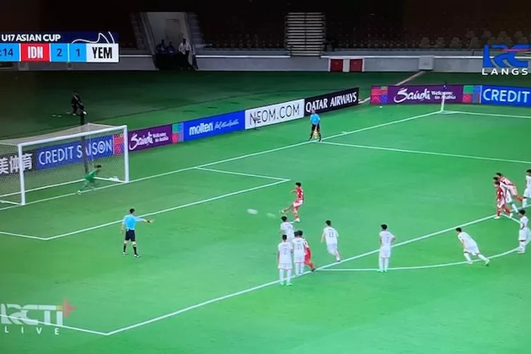 Evandra Florasta berhasil melaksanakan tugasnya mengeksekusi tendangan penalti. Dia juga sukses mencetak gol keempat. (RCTI)