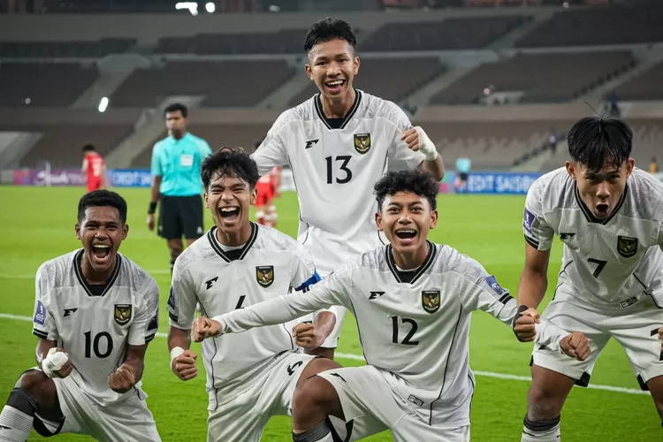 Para pemain timnas Indonesia U17 merayakan gol kedua atas Afghanistan dalam laga Piala Asia U17 Jumat (11/4) di Jeddah Arab Saudi. Indonesia menang 2-0 dan lolos ke babak k ock out. (Erick Thohir)