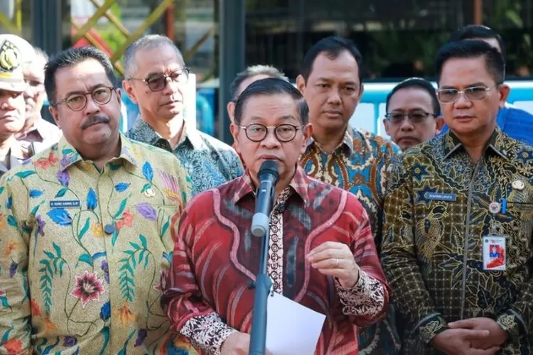 Gubernur DKI Jakarta Pramono Anung (tengah) mengumumkan terbitnya peraturan yang mewajibkan semua ASN DKI Jakarta menggunakan transportasi umum setiap Rabu. (Berita Jakarta)