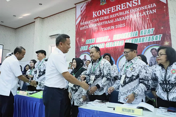 Wali Kota Jakarta Selatan, Munjirin meminta pengurus Persatuan Guru Republik Indonesia (PGRI) Jakarta Selatan terus meningkatkan kualitas, profesionalisme, dan solidaritas sesama guru. 