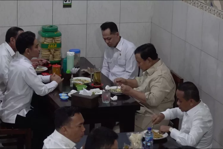 Momen Unik dan Menarik di Solo, Kabinet Merah Putih Bernyanyi Bersama Wartawan di Warung Bakmi Jawa