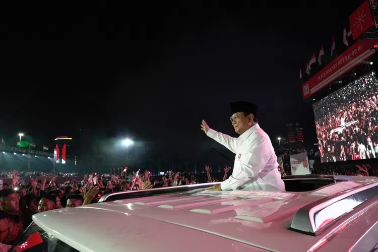 Sorak Sorai Warga Jakarta Menyambut Presiden Prabowo Subianto di Acara Malam Karnaval Bersatu
