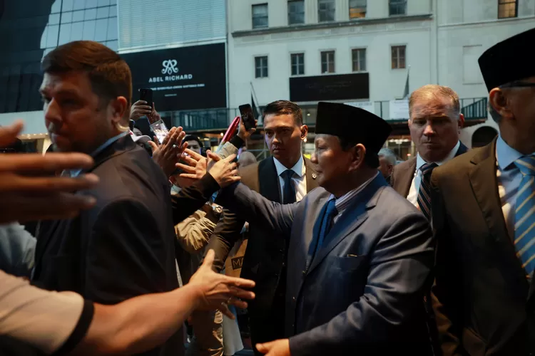 Tiba di New York, Prabowo Subianto Jadi Rebutan Diaspora Untuk Tanda Tangan dan Berebut Foto