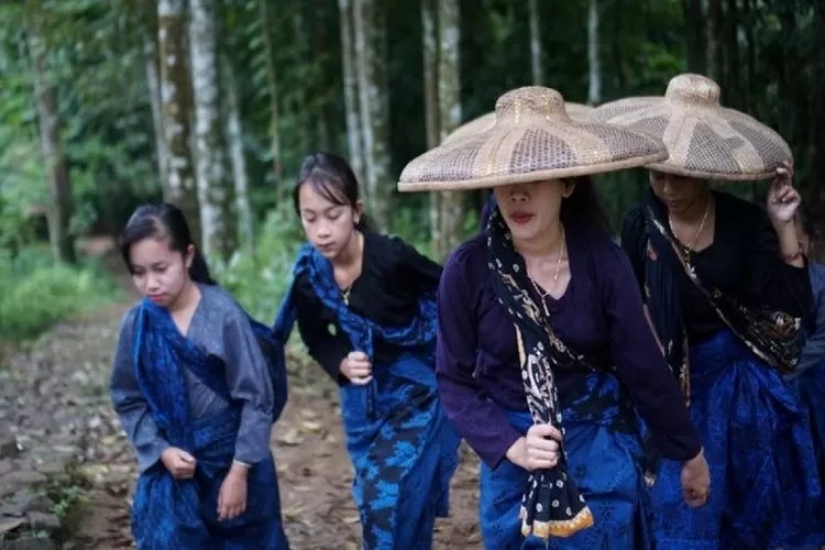 Sekelompok wanita Baduy berjalan di pinggiran desa mereka.  Dalam perspektif adat, perempuan bukan hanya "ibu rumah tangga", melainkan juga simbol kesuburan dan keberlanjutan. (Women in Tourism)