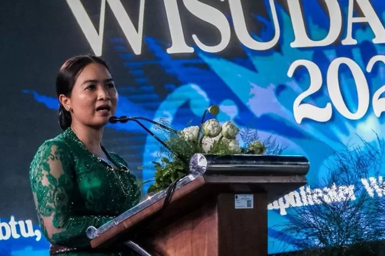 Wakil Menteri Pariwisata Ni Luh Puspa memberikan apresiasi dalam wisuda ke-31 Politeknik Pariwisata Bali pada Sabtu (8/11) di Nusa Dua.  (Kemenpar)