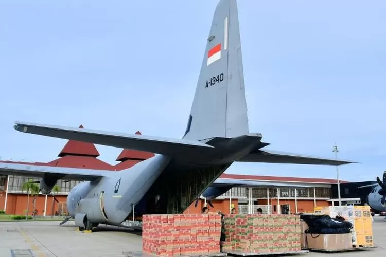 Presiden Prabowo Subianto perintahkan pemberian bantuan cepat kepada korban bencana alam di Pulau Sumatera. Tampak pesawat angkut TNI AU sedang memuat paket bantuan di Bandara Halim Perdasakusumah Jakarta. (Setneg)