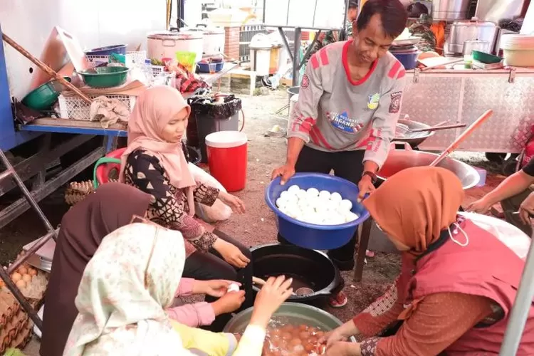 Warga bergotong royong di dapur umum posko lapangan Kantor Wali Nagari Salareh Aia Utara, Kecamatan Palembayan, Kabupaten Agam, Sumatera Barat (9/12). (Bidang Komunikasi Kebencanaan/Beratria Sukisno)