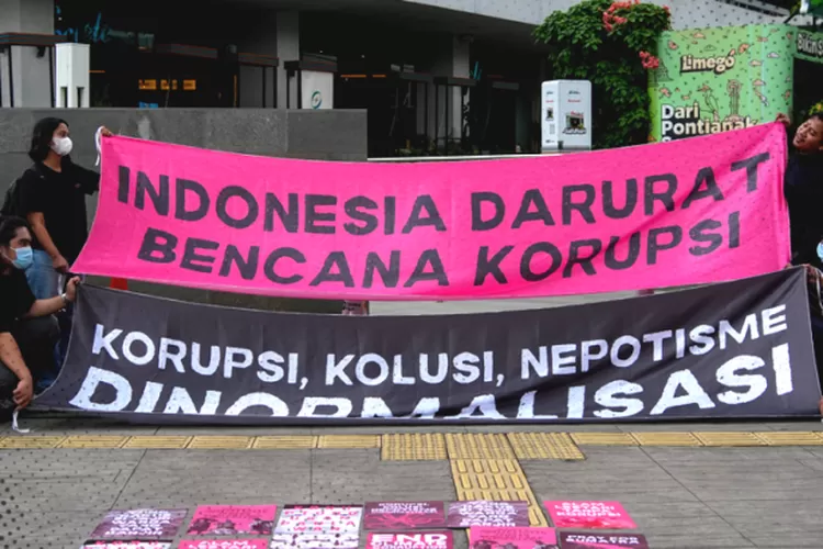 Sejumlah aktivis termasuk JATAM melakukan unjuk rasa memperingati Hari Anti Korupsi Sedunia 2025 di Jakarta, Selasa (9/12).  (Jatam)