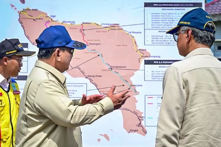 Presiden Prabowo Subianto meninjau pembangunan Jembatan Bailey Teupin Mane, ruas vital penghubung Bireuen-Takengon di Kabupaten Bireuen, Provinsi Aceh, Minggu, 7 Desember 2025.  (BPMI Setpres)