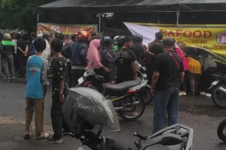 Pasca pengeroyokan terhadap dua petugas penagih hutang atau mata elang di Kalibata, terjadi keributan dan perusakan warung-warung. (Dimar Sasongko98)
