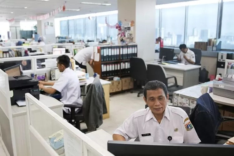 Pemprov DKI Jakarta bakal menerapkan work from anywhere pada akhir tahun 2025. Gubernur Pramono Anung menyatakan kesiapannya dengan tetap memperhatikan terpenuhinya pelayanan umum.  (Berita Jakarta)