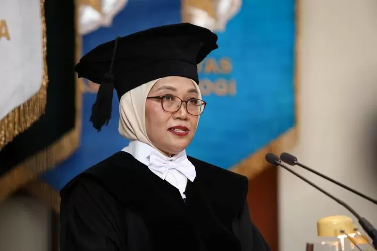 Teliti soal masuk angin, Dosen Antropologi FIB UGM Prof. Dr. Atik Triratnawati, M.A. dikukuhkan sebagai Guru Besar dalam Bidang Antropologi Kesehatan pada Selasa (10/6) di Balai Senat UGM. (UGM)