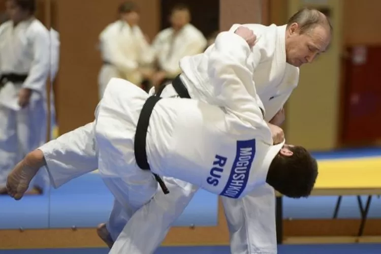 Vladimir Putin saat melakukan latihan judo. Selain judo, Putin juga jago sambo, ski, naik kuda dan suka kebugaran.  (Russia Beyond)