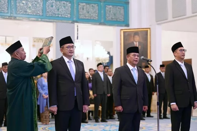 Para duta besar Indonesia sedang melakukan sumpah jabatan setelah dilantik oleh Presiden Prabowo, Jumat (19/12) di Istana Negara Jakarta. (BPMI Setneg)