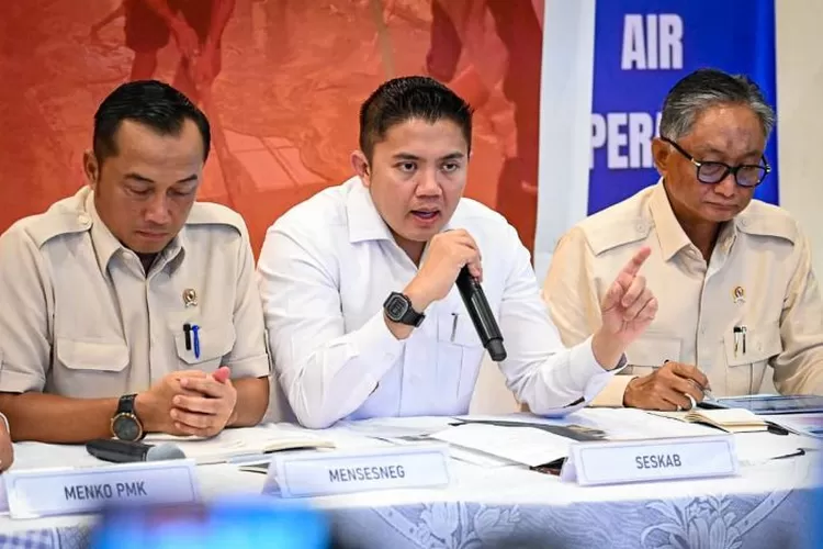 Sekretaris Kabinet (Seskab) Teddy Indra Wijaya menyampaikan keterangan pers di Posko Terpadu Penanggulangan Bencana Alam, Pangkalan TNI AU Halim Perdanakusuma, Jakarta, pada Jumat, 19 Desember 2025.  (BPMI Setpres)