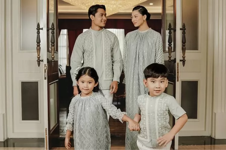 Salah satu pilihan baju couple keluarga dengan desain yang apik dan pilihan warna yang menarik koleksi Benang Jarum cocok untuk momen Lebaran 2026.  (Benang Jarum)