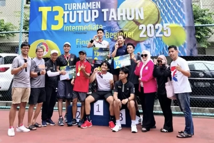 Para juara turnamen tenis tutup tahun Kalibata City Tennis Club berpose bersama panitia usai penyerahan hadiah pada Minggu (21/12).  (KTC)