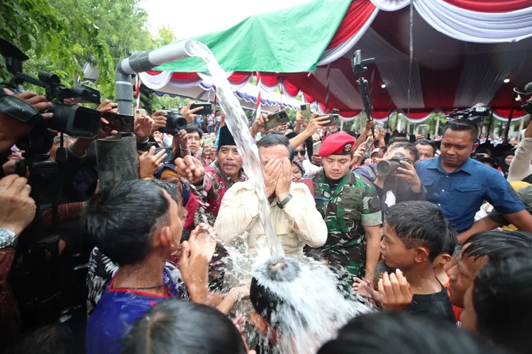 Prabowo Disambut Histeris Ribuan Warga saat Resmikan Sumber Titik Air Bersih di Bangkalan Madura (Dok.TKN Prabowo Gibran / JakartaInsider.id)