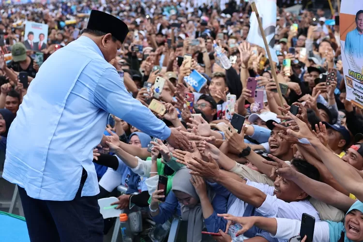 Prabowo Subianto turun panggung menyapa ratusan ribu masyarakat Jawa Timur yang berkumpul di Stadion Deltras Sidoarjo.