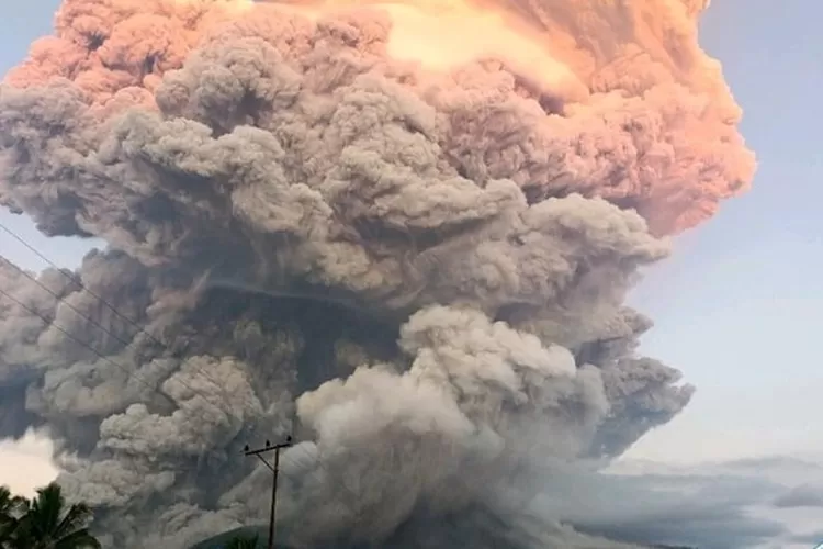 Gunung Lewotobi Laki-Laki Naik Status Awas (Level IV): Warga Mengungsi Akibat Hujan Abu dan Kerikil (Istimewa)