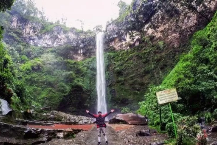 Coban Rondo merupakan objek wisata air terjun yang populer di Kabupaten Malang, Jawa Timur.  Ogjek Wisata Air Terjun yang sudah sangat populer di Jawa Timur