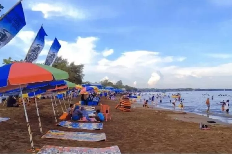 Pantai Villa Biru (Pantai Biru) Makassar  menyajikan keindahan pantai dengan lautnya yang biru, cocok untuk Wedding Outdoor .