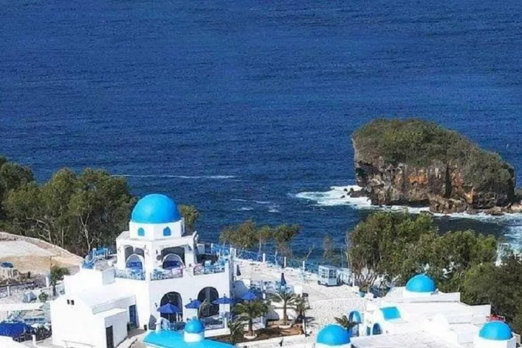 Jungwok Blue Ocean di Gunung Kidul Yogyakarta, destinasi wisata yang menyajikan pemandangan alam gaya Santorini di Yunani