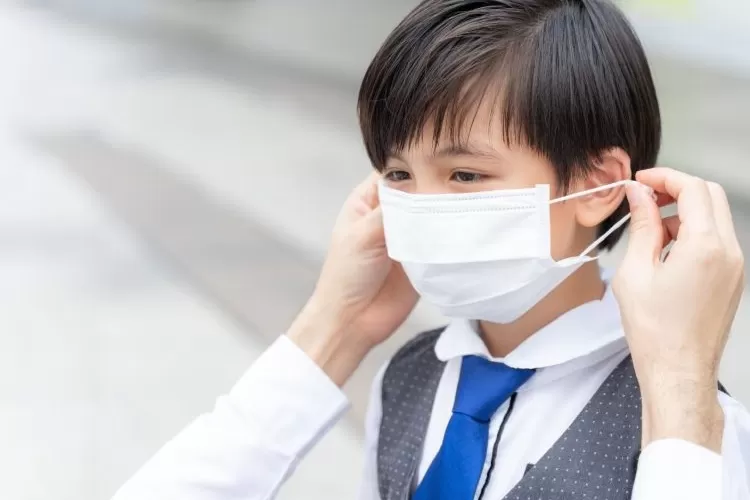 Ilustrasi menghindari penyebaran Virus Human Metapneumovirus (HMPV) dengan menggunakan masker. (sumber:  laman sehatnegeriku)