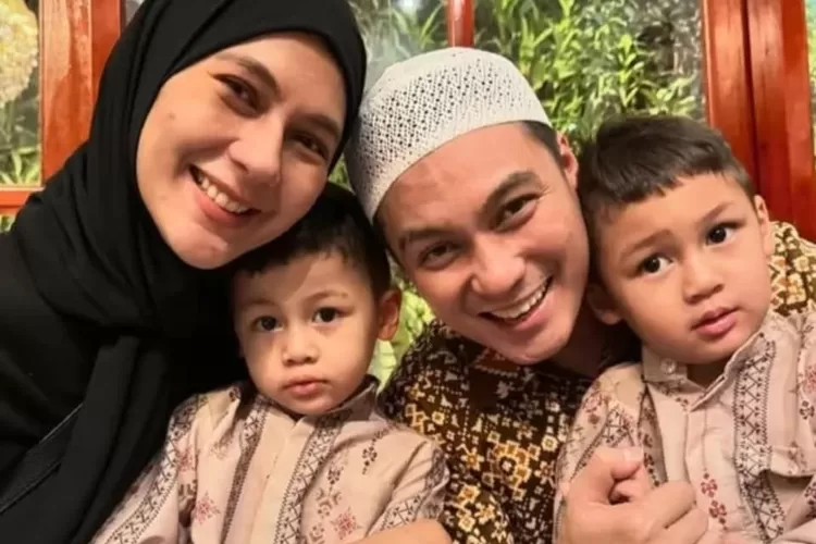 Rumah tangga artis Baim Wong dan Paula Verhoeven resmi pecah, setelah Pengadilan Agama Jakarta Selatan, Rabu (16/4) mengabulkan gugatan cerai yang diajukan Baim Wong.